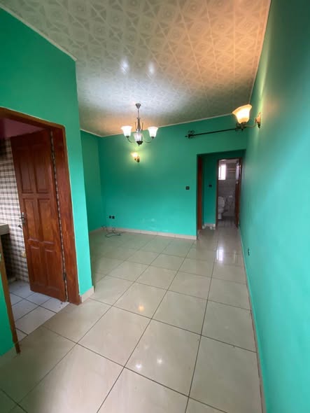 Studio moderne à louer à Emana
