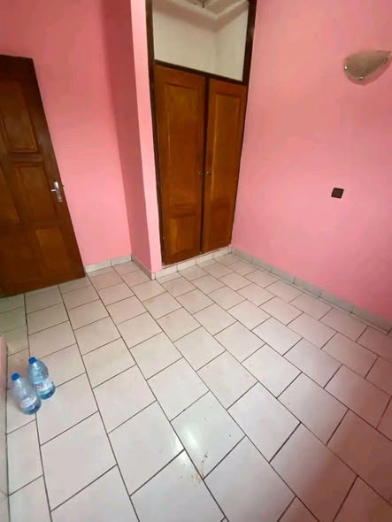 Studio moderne à louer à Emana
