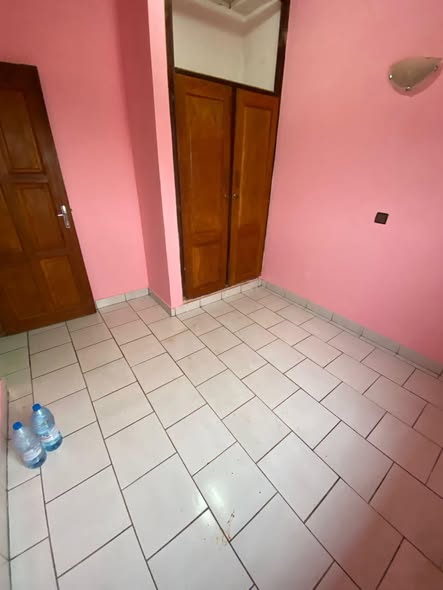 Studio moderne à louer à Emana
