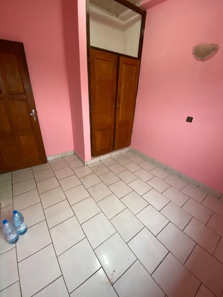 Studio moderne à louer à Emana