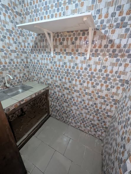 Grande chambre 3 pièces staffée à Beedi - Douala