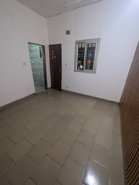 Grande chambre 3 pièces staffée à Beedi - Douala