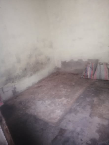 Vaste chambre simple à Nkomo