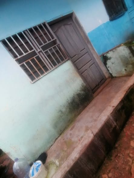 Vaste chambre simple à Nkomo