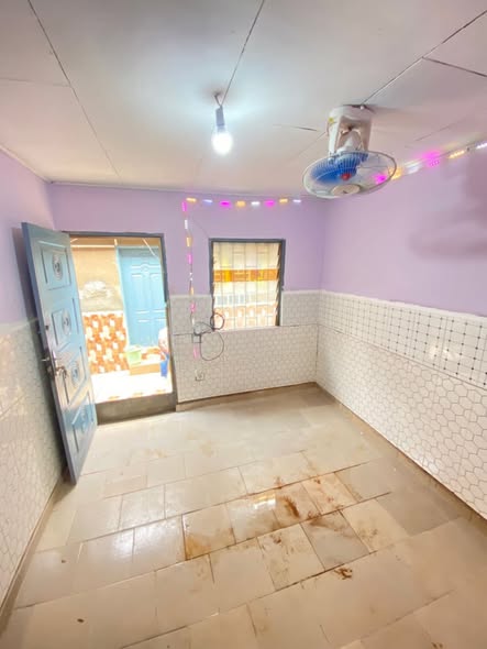 Chambre moderne à louer à Barrière, Yaoundé
