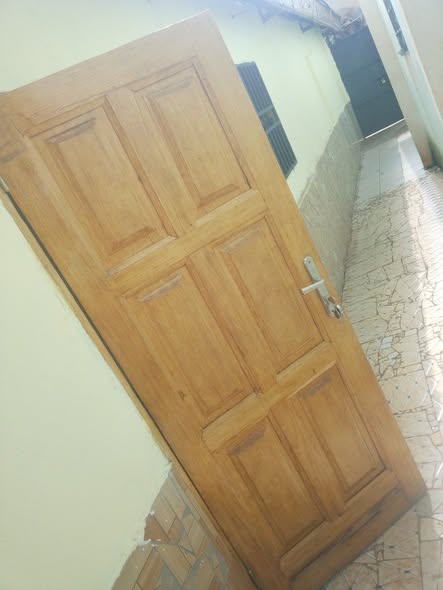 Grande chambre simple à Mimboman
