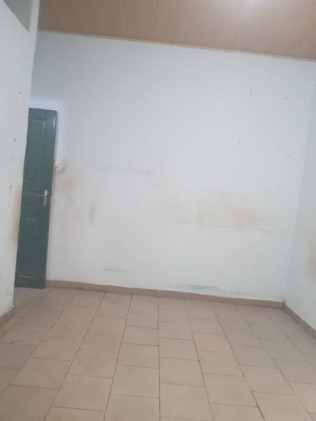 Chambre moderne à louer à Etoug-Ebe