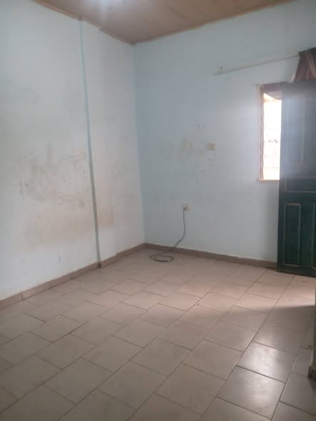 Chambre moderne à louer à Etoug-Ebe