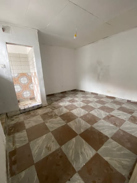 Vaste chambre moderne avec cuisine – Nyalla Entre École