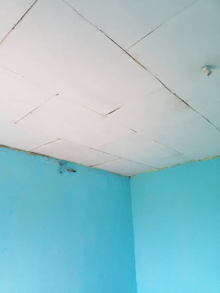 Grande chambre simple à louer à Ekounou