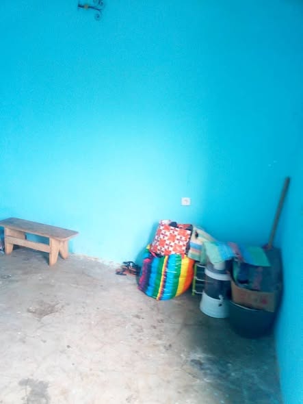 Grande chambre simple à louer à Ekounou