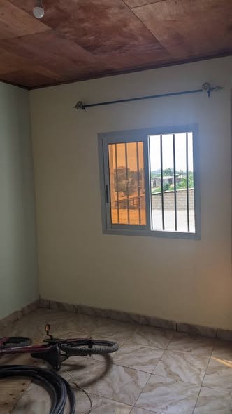 Vaste studio staffé à louer - Japoma Rail, Douala