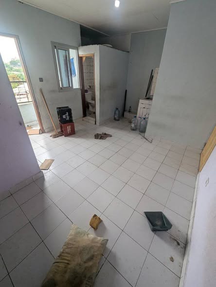 Grande chambre à louer à Makepe