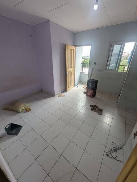 Grande chambre à louer à Makepe