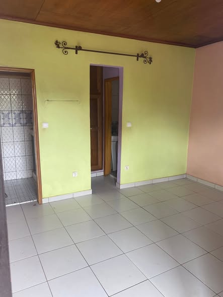 Chambre moderne 3 pièces à Mimboman