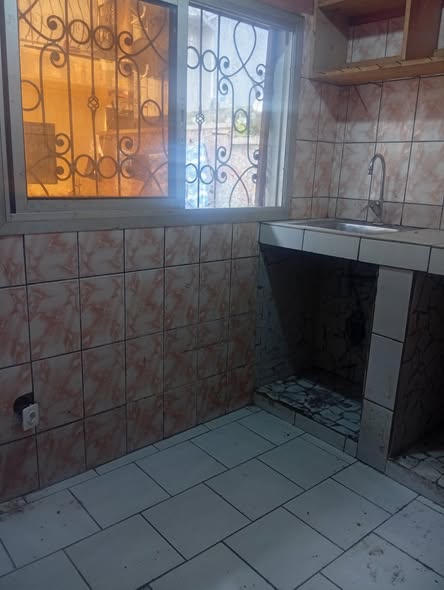 Studio à Logpom – Rez-de-chaussée – 75 000 XAF/mois