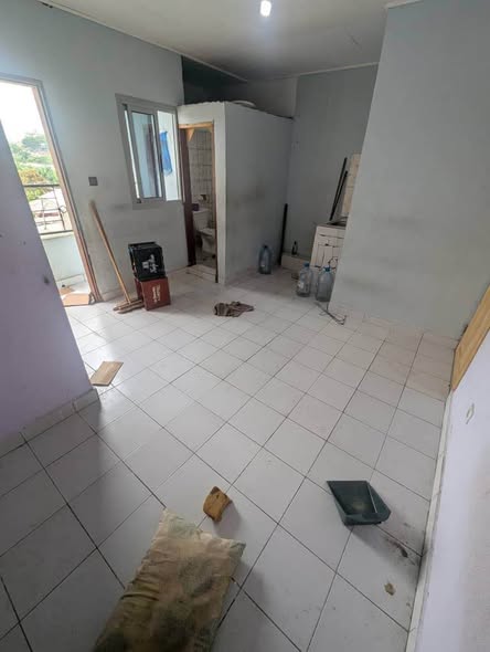 Grande chambre à louer à Makepe - 45 000 XAF/mois