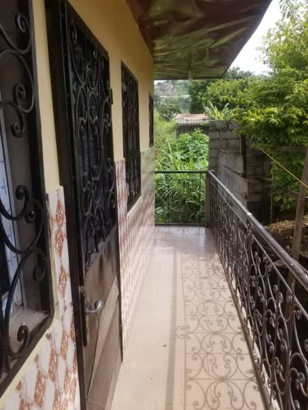 Vaste studio moderne avec parking – Messassi, Yaoundé