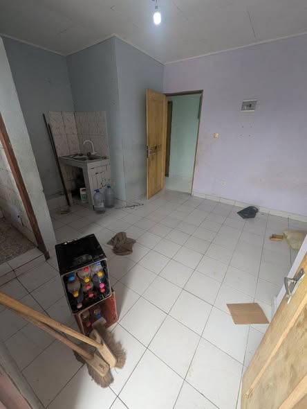 Grande chambre à louer à Makepe - 45 000 FCFA/mois