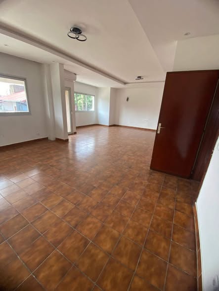 Appartement haut standing 3 chambres – Bonapriso, Douala