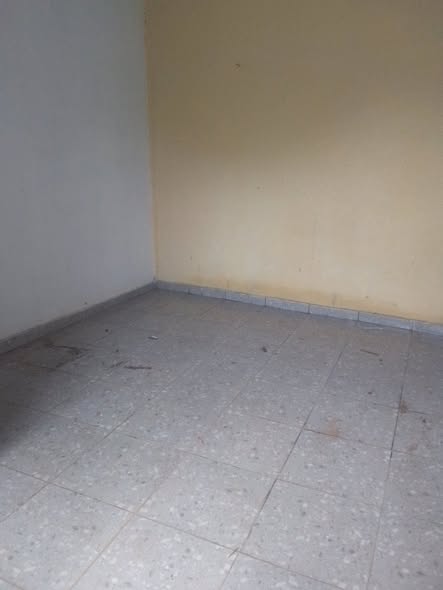Grande chambre moderne à Nsimeyong