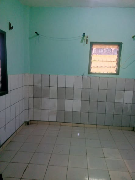 Chambre moderne à louer à Nyalla, Douala
