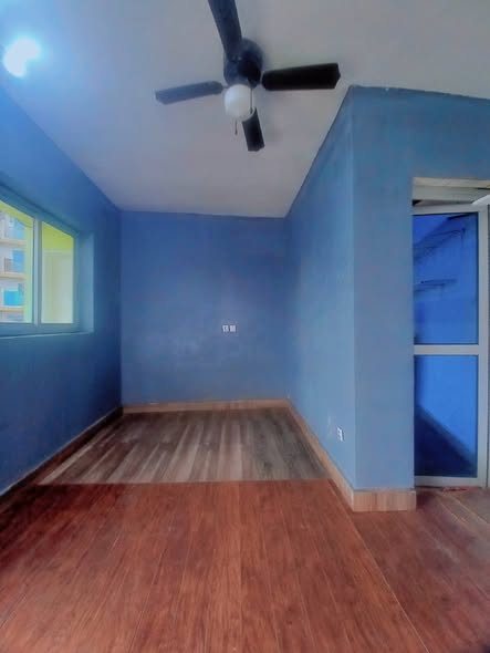 Vaste chambre avec espace cuisine et balcons – Cité Sic